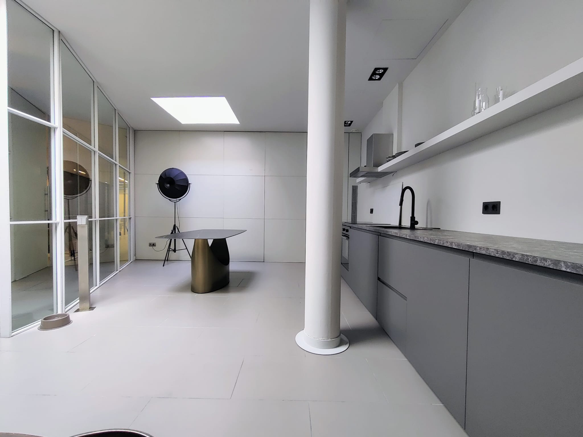 Style loft, idéal pour un indépendant qui souhaite y vivre et/ou y travailler. — photo 10
