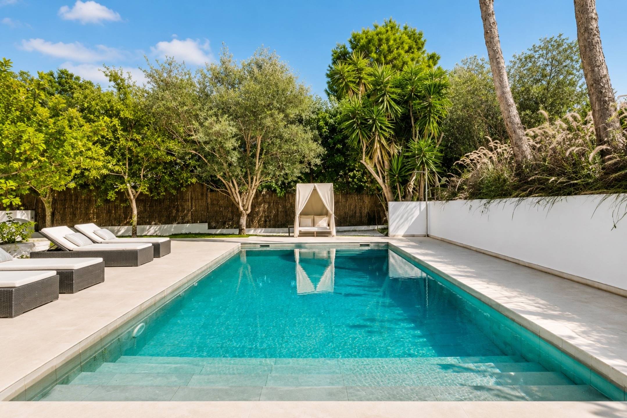 Située dans l'une des rues les plus recherchées de Santa Ponsa, cette villa familiale entièrement rénovée offre confort et commodités toute l'année — photo 2