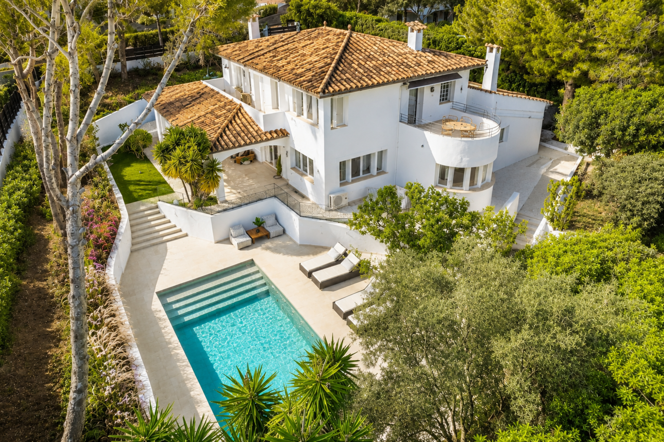 Située dans l'une des rues les plus recherchées de Santa Ponsa, cette villa familiale entièrement rénovée offre confort et commodités toute l'année — photo 3