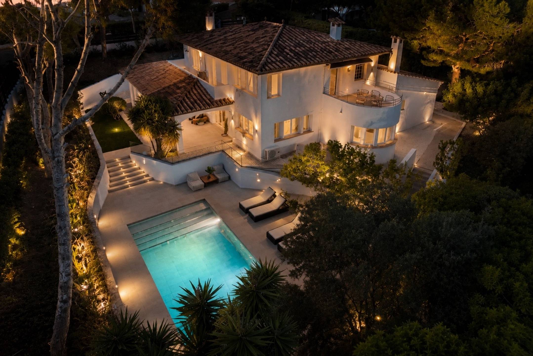 Située dans l'une des rues les plus recherchées de Santa Ponsa, cette villa familiale entièrement rénovée offre confort et commodités toute l'année — photo 4