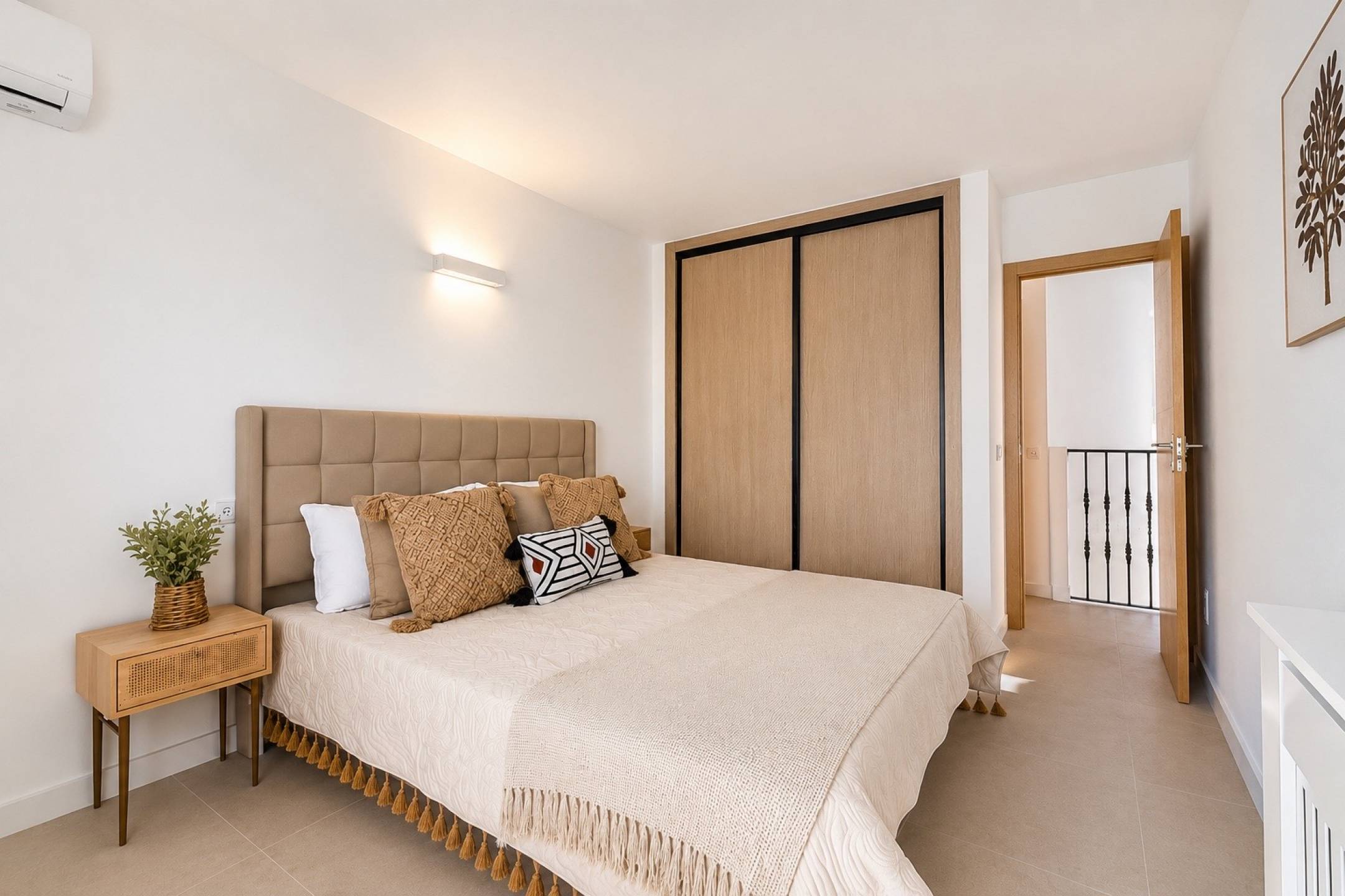 Située dans l'une des rues les plus recherchées de Santa Ponsa, cette villa familiale entièrement rénovée offre confort et commodités toute l'année — photo 8