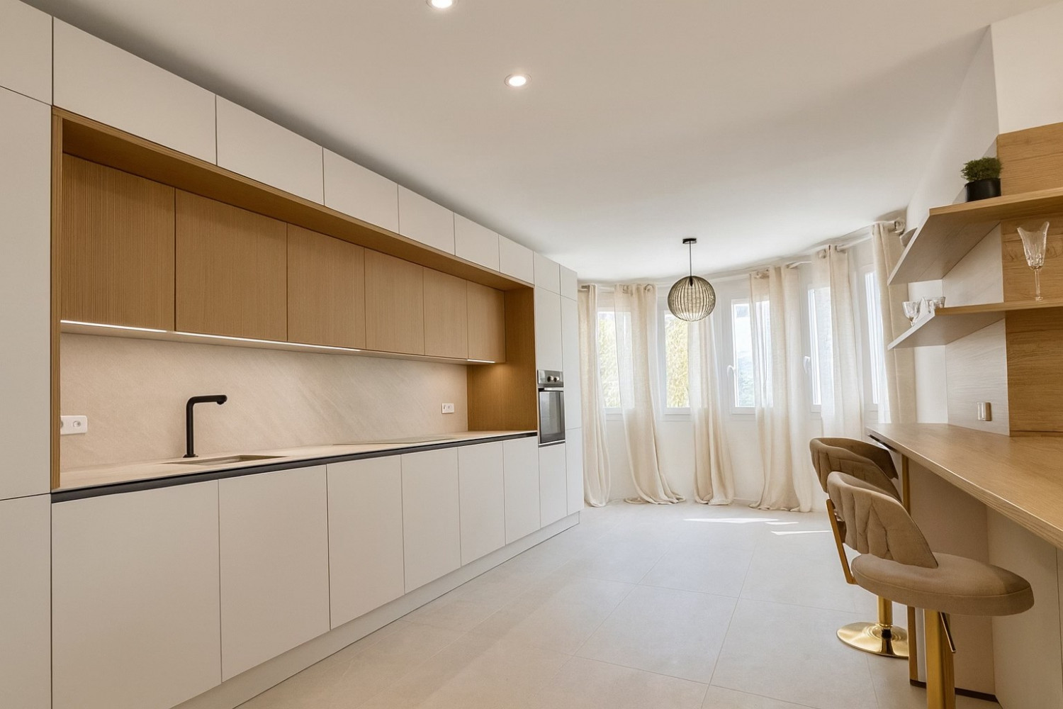 Située dans l'une des rues les plus recherchées de Santa Ponsa, cette villa familiale entièrement rénovée offre confort et commodités toute l'année — photo 12