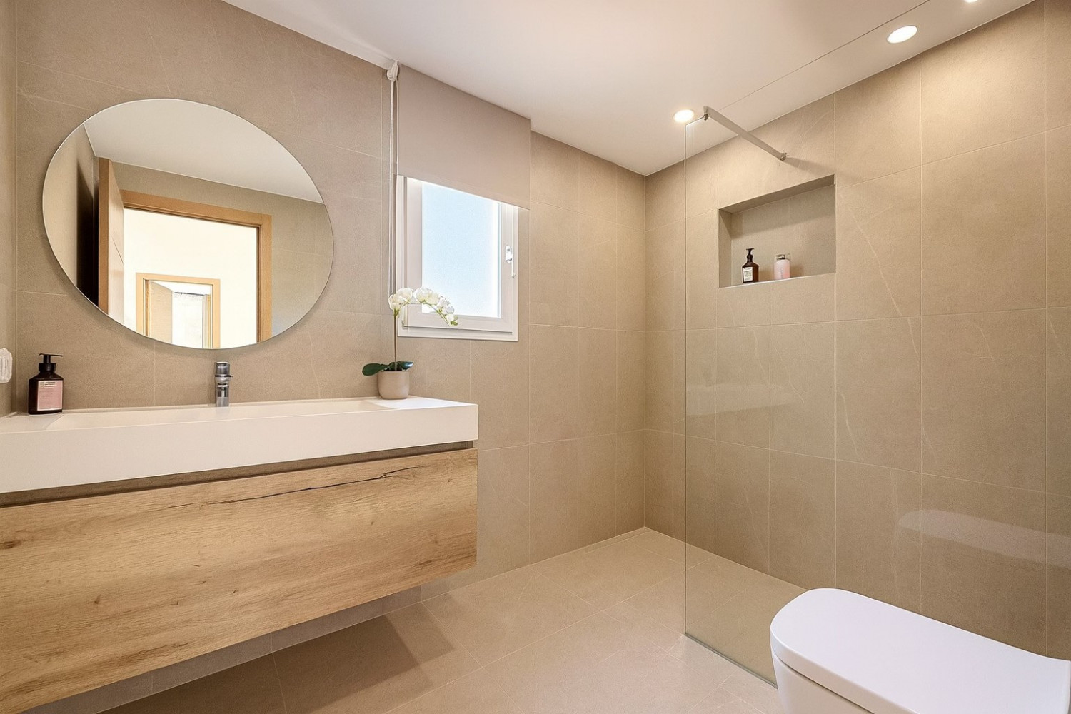 Située dans l'une des rues les plus recherchées de Santa Ponsa, cette villa familiale entièrement rénovée offre confort et commodités toute l'année — photo 17