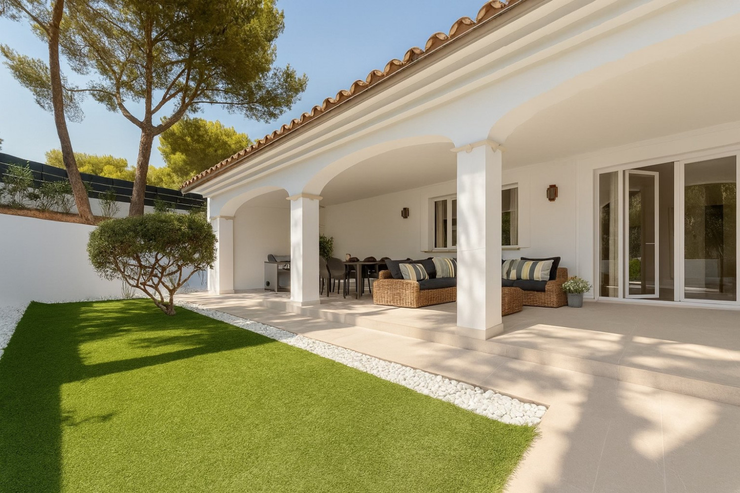 Située dans l'une des rues les plus recherchées de Santa Ponsa, cette villa familiale entièrement rénovée offre confort et commodités toute l'année — photo 18