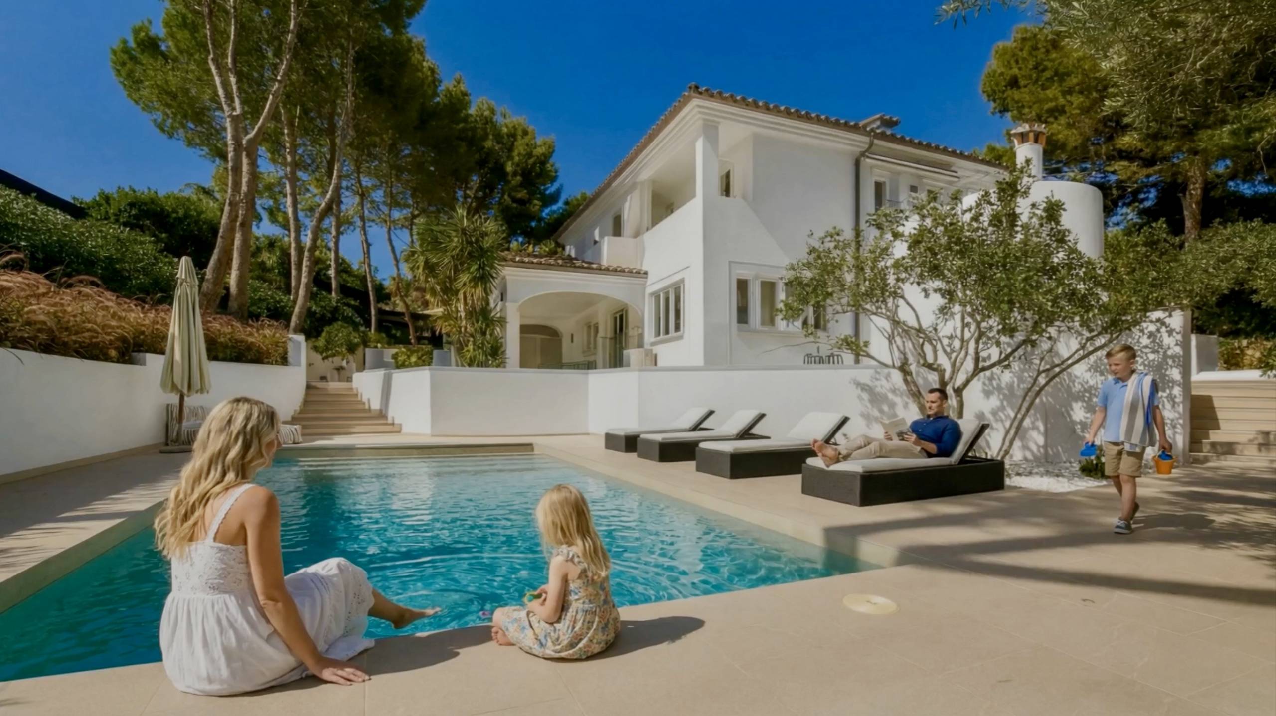 Située dans l'une des rues les plus recherchées de Santa Ponsa, cette villa familiale entièrement rénovée offre confort et commodités toute l'année — photo 20