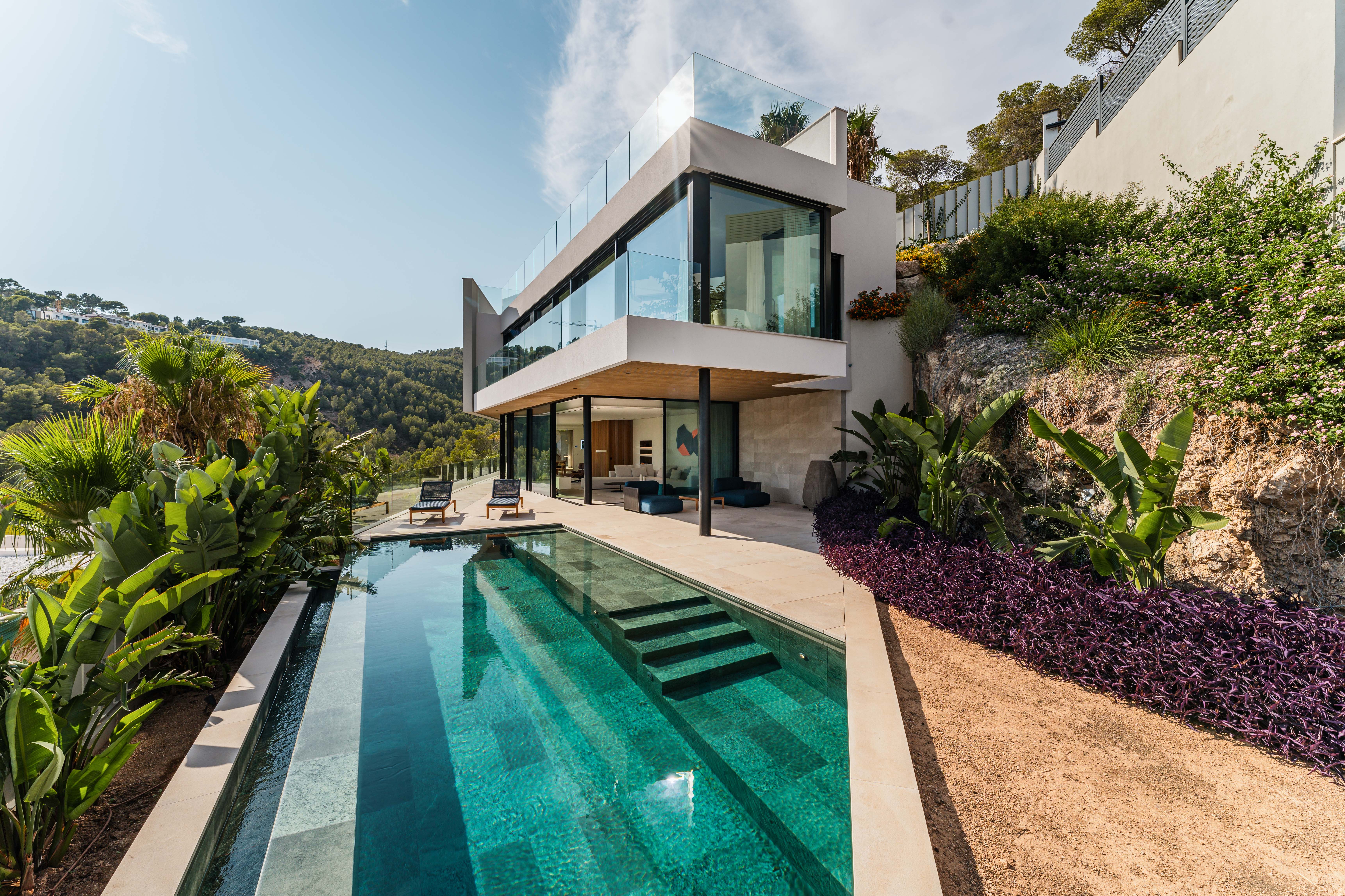 Villa neuve au-dessus de Puerto Portals, dotée de terrasses exposées sud et d'une piscine à débordement à l'eau salée face à la mer — photo 8