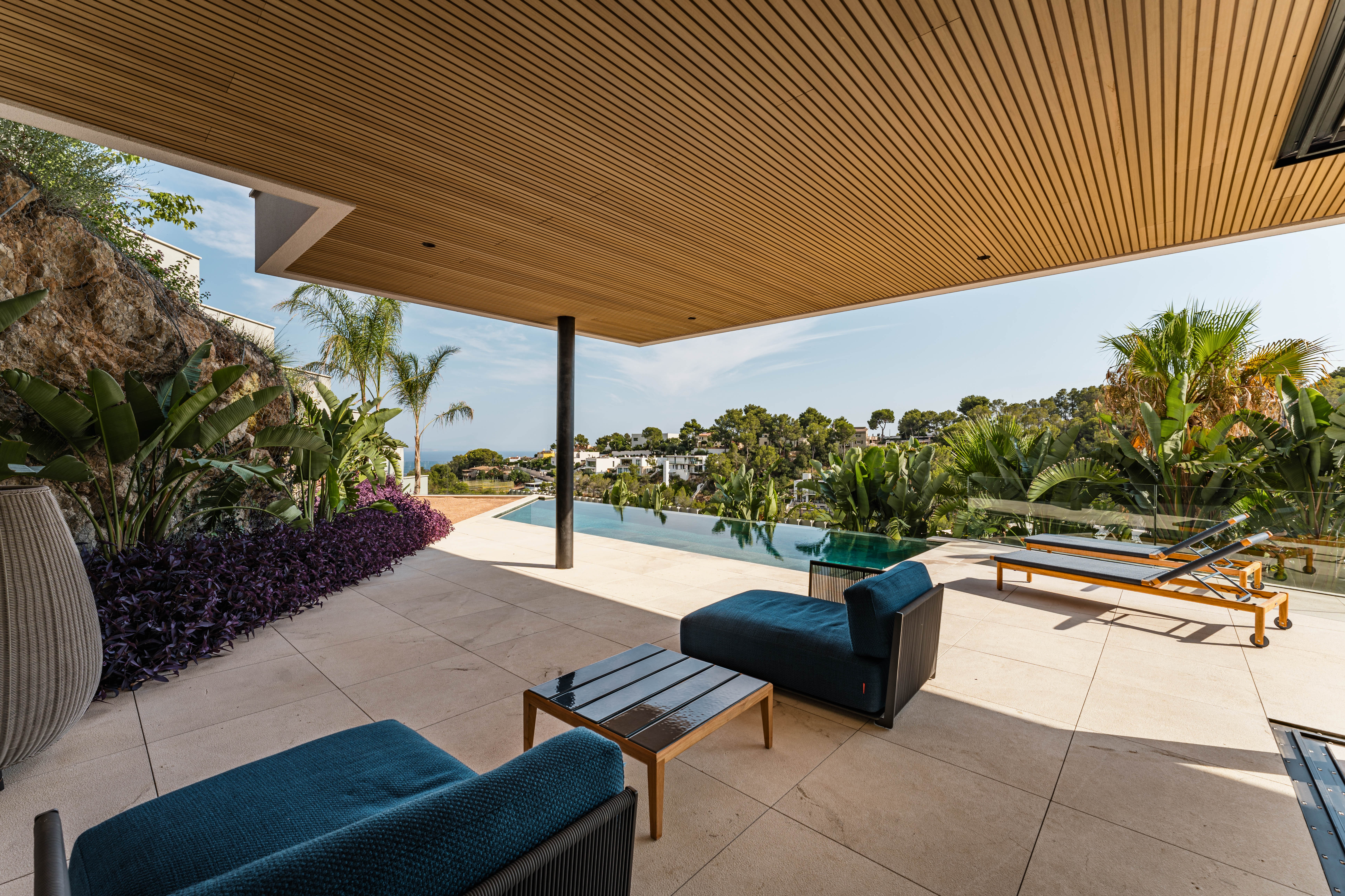 Villa neuve au-dessus de Puerto Portals, dotée de terrasses exposées sud et d'une piscine à débordement à l'eau salée face à la mer — photo 9