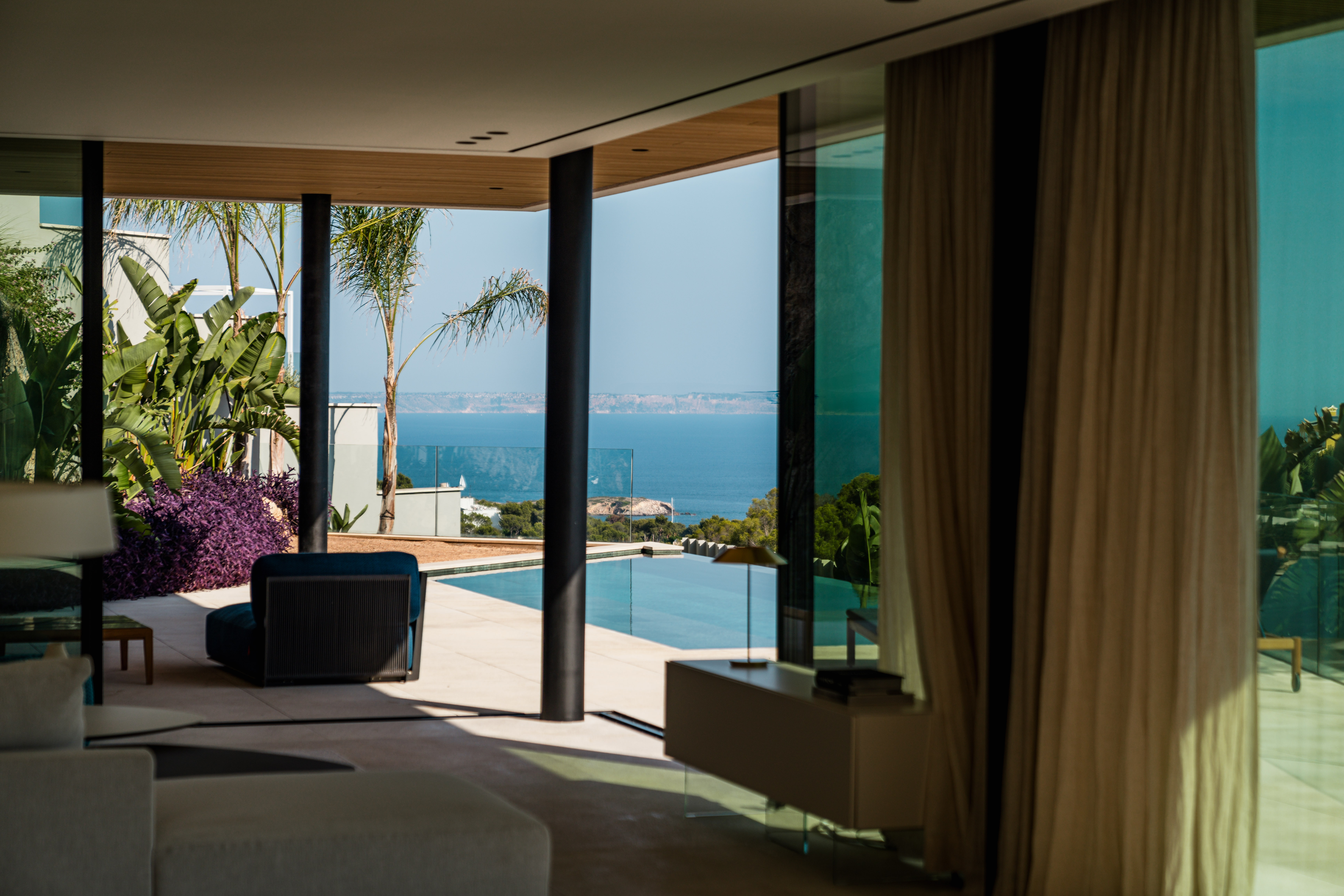 Villa neuve au-dessus de Puerto Portals, dotée de terrasses exposées sud et d'une piscine à débordement à l'eau salée face à la mer — photo 10