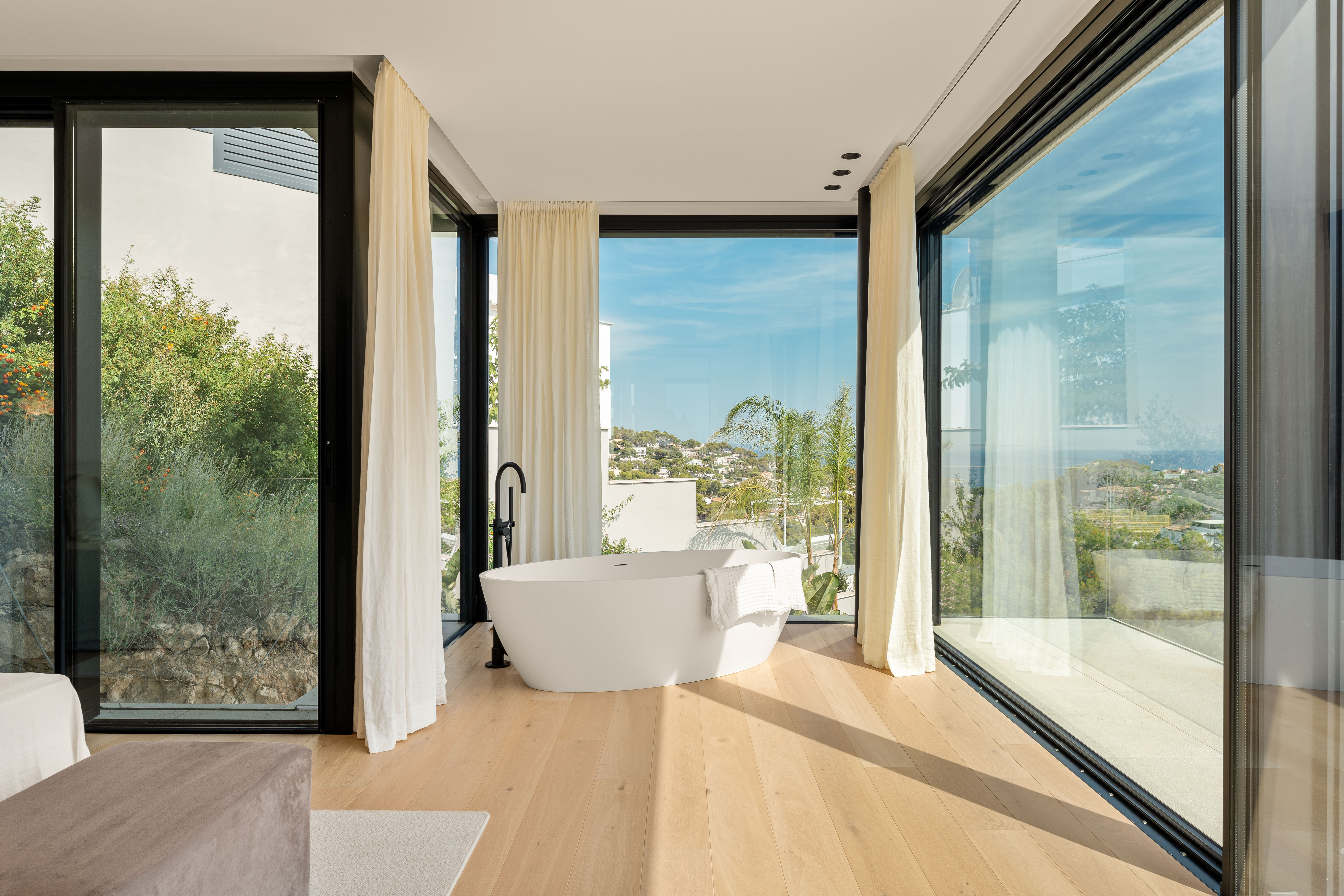 Villa neuve au-dessus de Puerto Portals, dotée de terrasses exposées sud et d'une piscine à débordement à l'eau salée face à la mer — photo 12