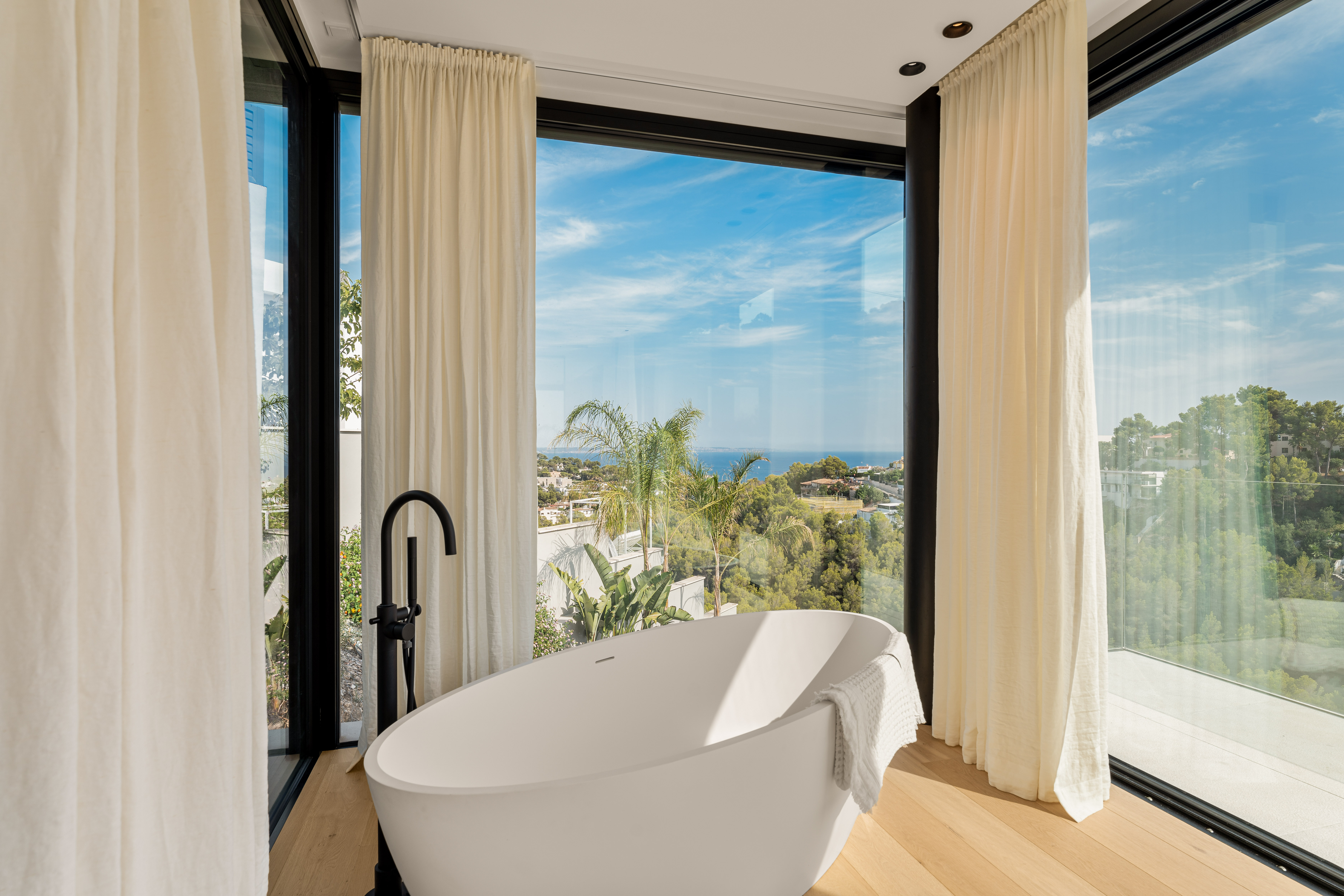 Villa neuve au-dessus de Puerto Portals, dotée de terrasses exposées sud et d'une piscine à débordement à l'eau salée face à la mer — photo 14