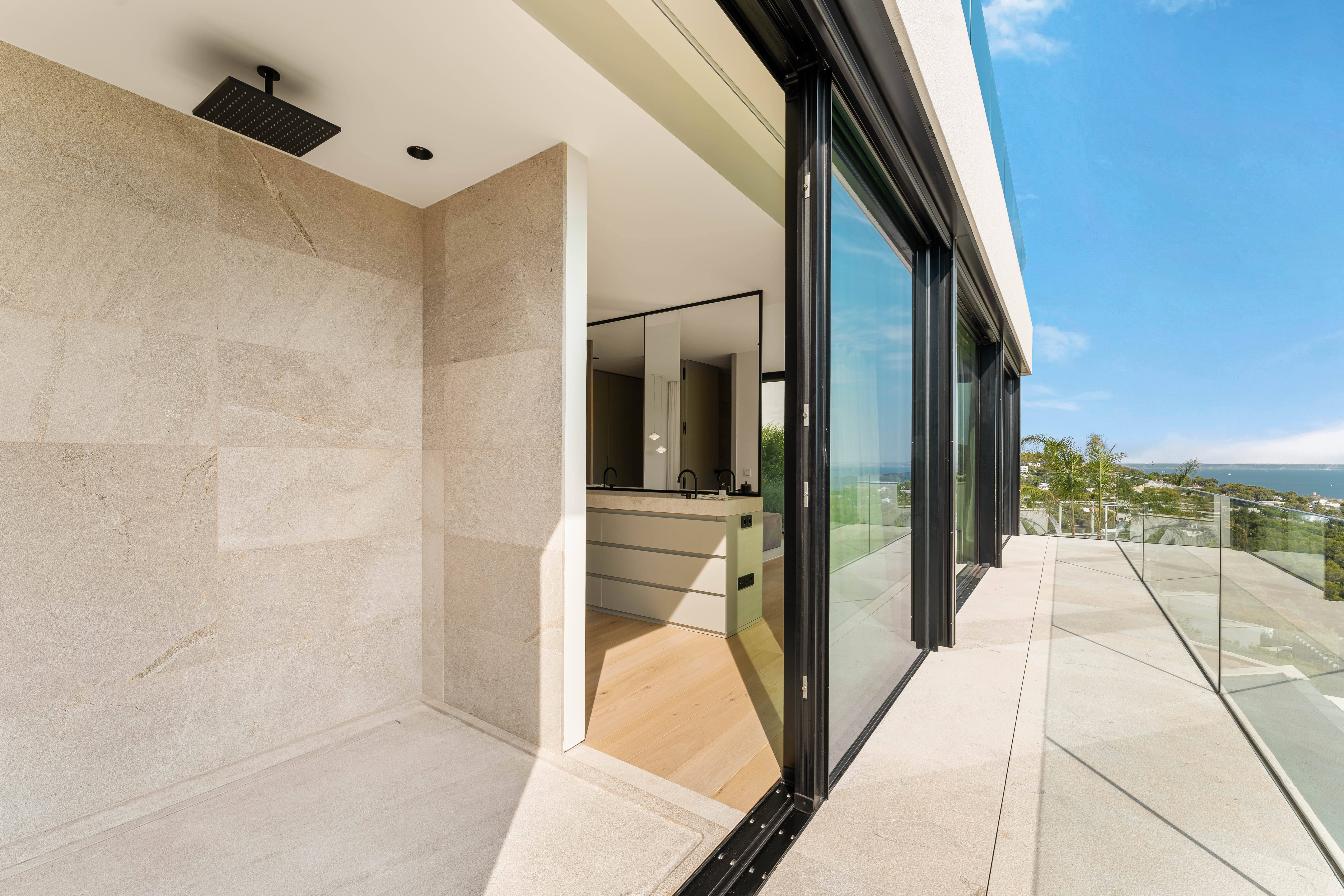 Villa neuve au-dessus de Puerto Portals, dotée de terrasses exposées sud et d'une piscine à débordement à l'eau salée face à la mer — photo 18