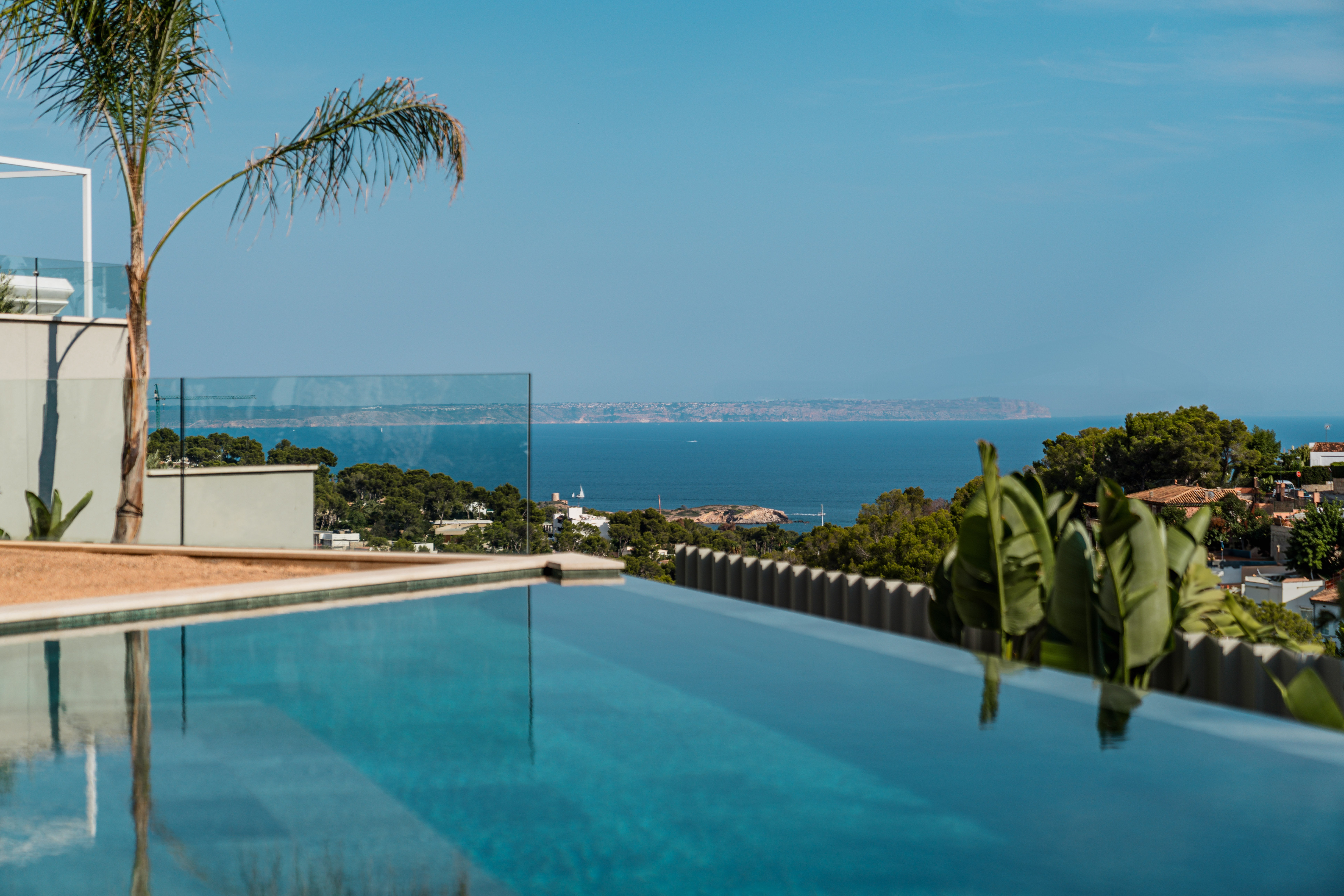Villa neuve au-dessus de Puerto Portals, dotée de terrasses exposées sud et d'une piscine à débordement à l'eau salée face à la mer — photo 27