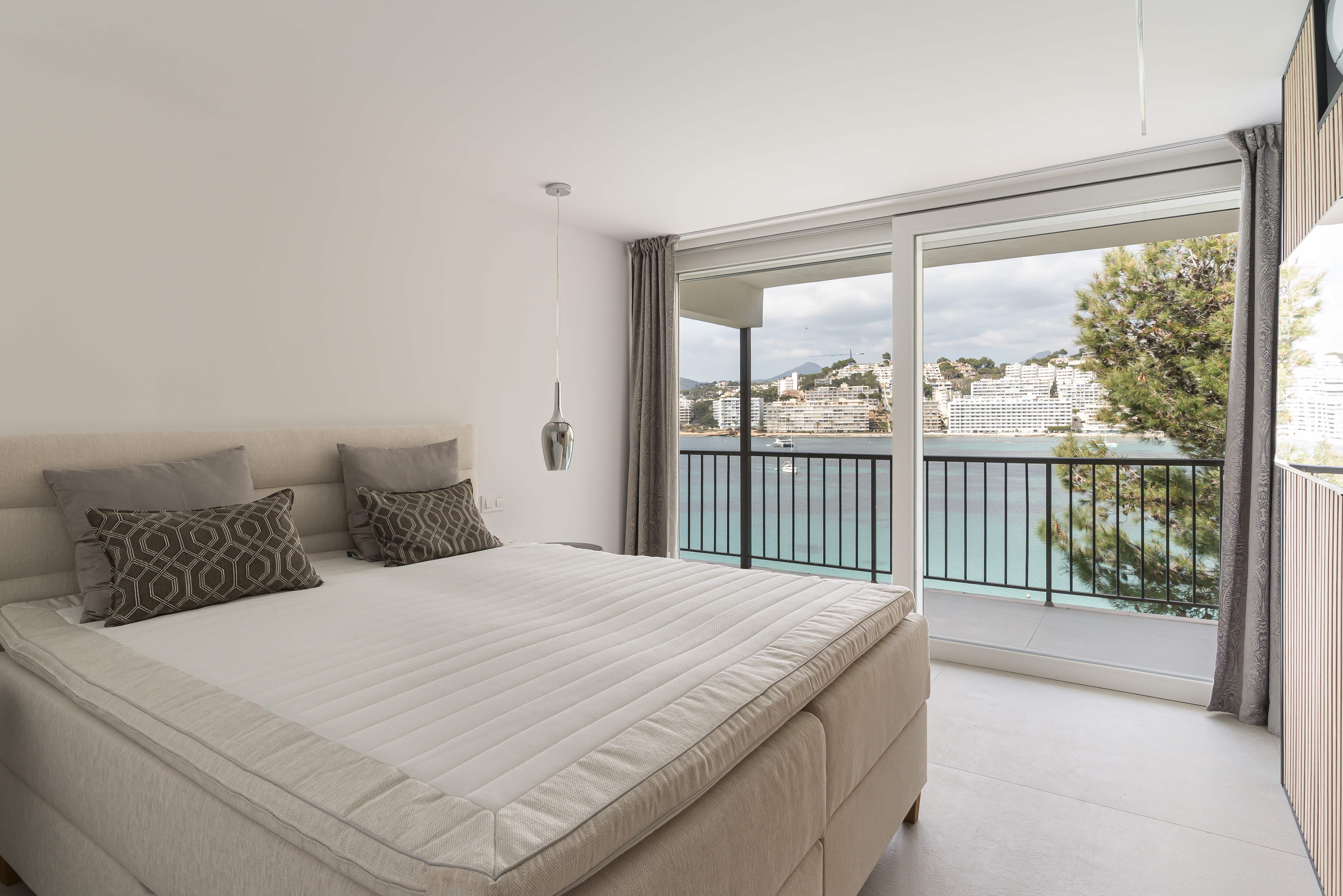 Penthouse en front de mer à Santa Ponsa avec accès direct à la mer et toit-terrasse panoramique — photo 17