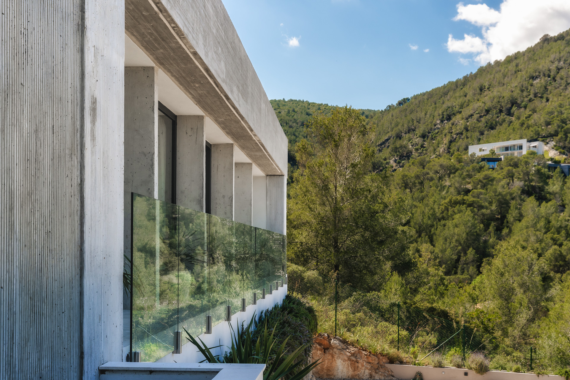 Villa architecturale en béton brut, verre et pierre méditerranéenne, située dans les collines sécurisées de Son Vida au-dessus de Palma — photo 2