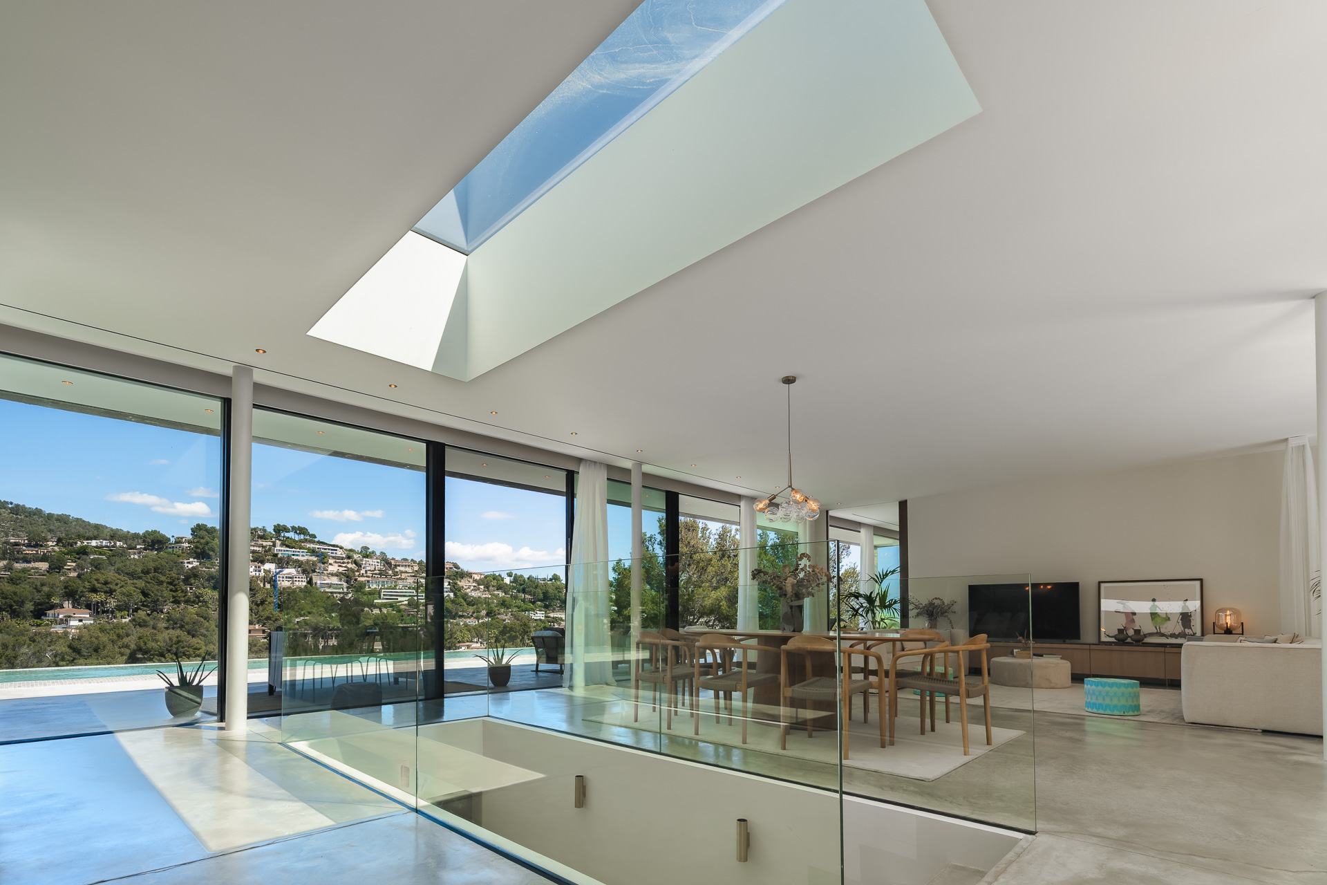 Villa architecturale en béton brut, verre et pierre méditerranéenne, située dans les collines sécurisées de Son Vida au-dessus de Palma — photo 3