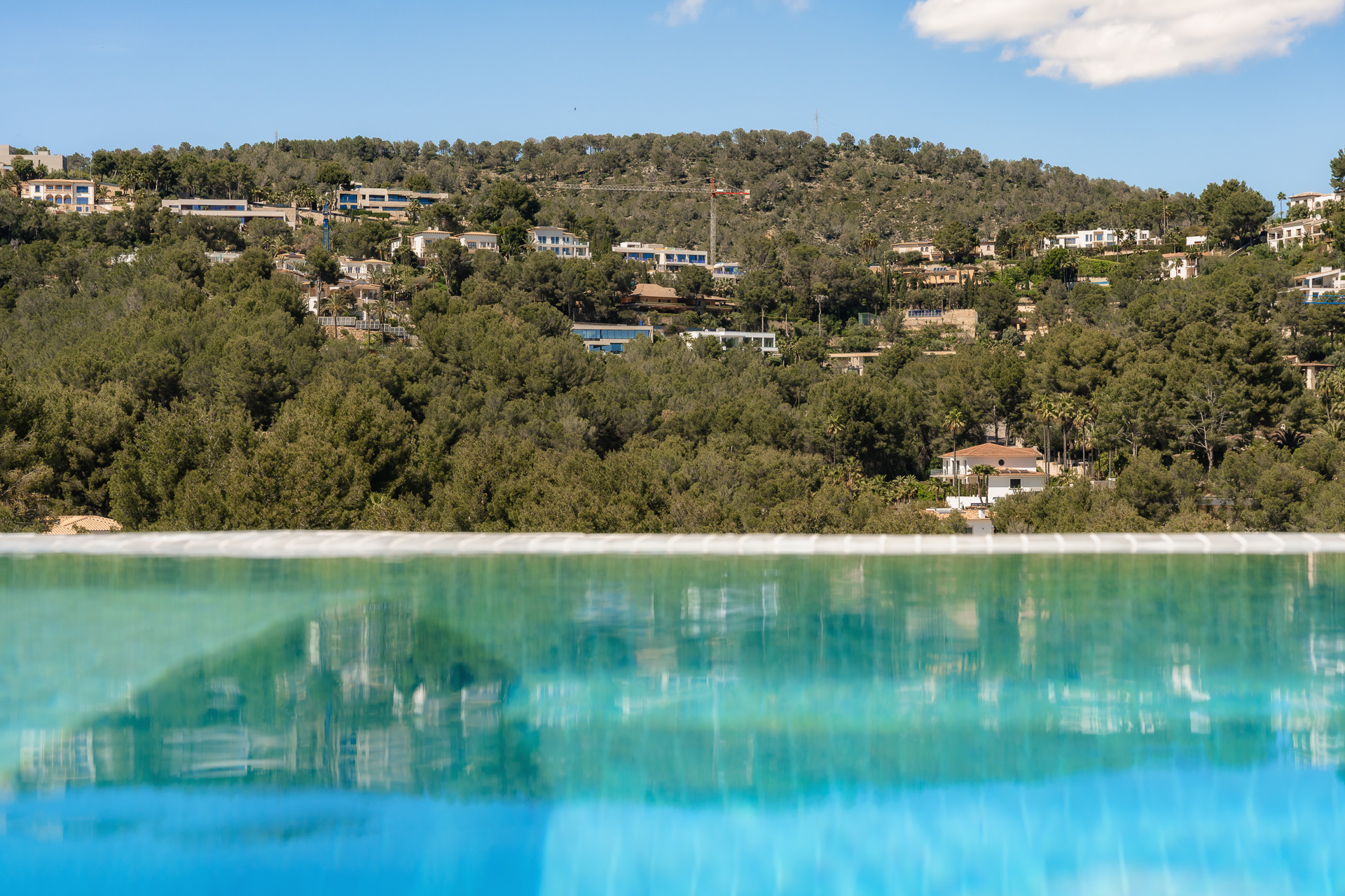 Villa architecturale en béton brut, verre et pierre méditerranéenne, située dans les collines sécurisées de Son Vida au-dessus de Palma — photo 4