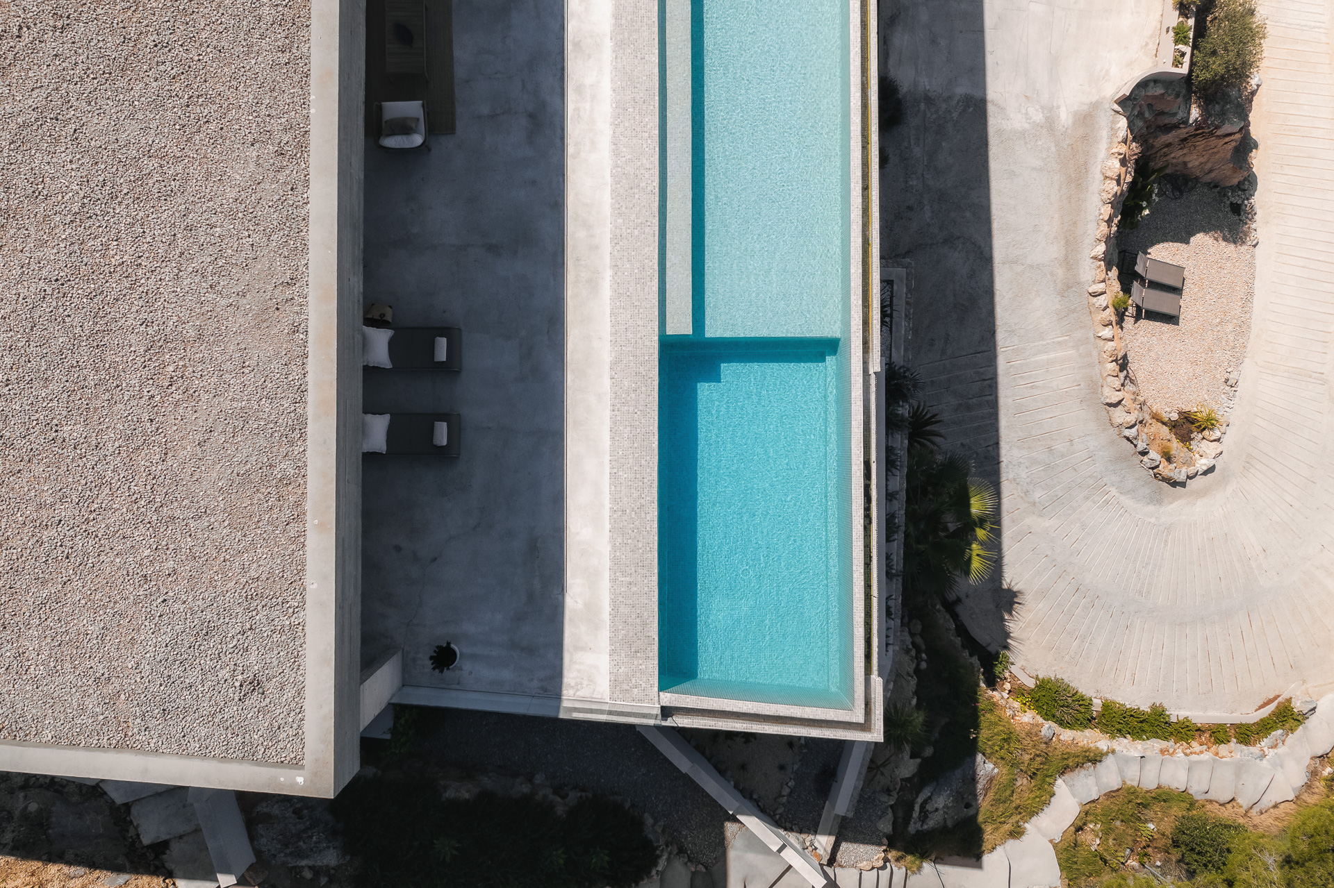 Villa architecturale en béton brut, verre et pierre méditerranéenne, située dans les collines sécurisées de Son Vida au-dessus de Palma — photo 5