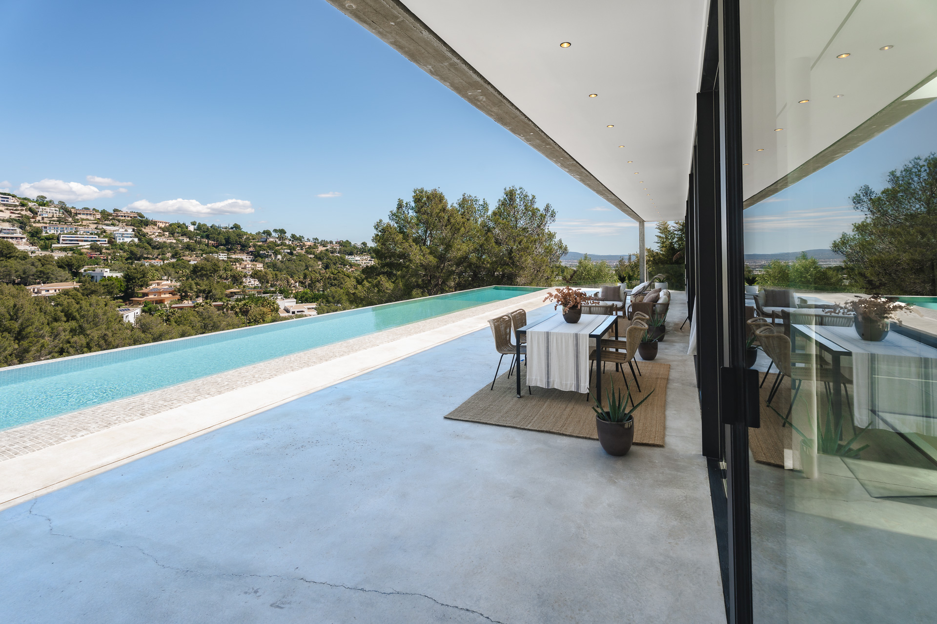 Villa architecturale en béton brut, verre et pierre méditerranéenne, située dans les collines sécurisées de Son Vida au-dessus de Palma — photo 8