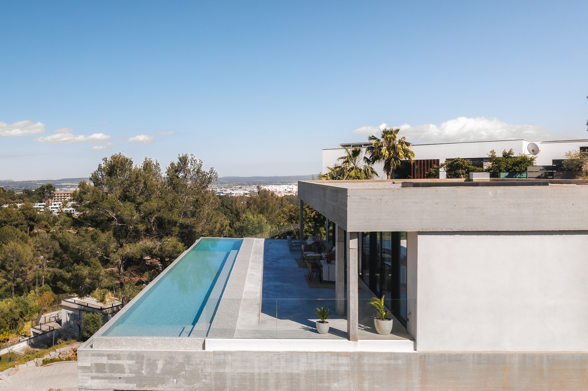 Villa architecturale en béton brut, verre et pierre méditerranéenne, située dans les collines sécurisées de Son Vida au-dessus de Palma — photo 12
