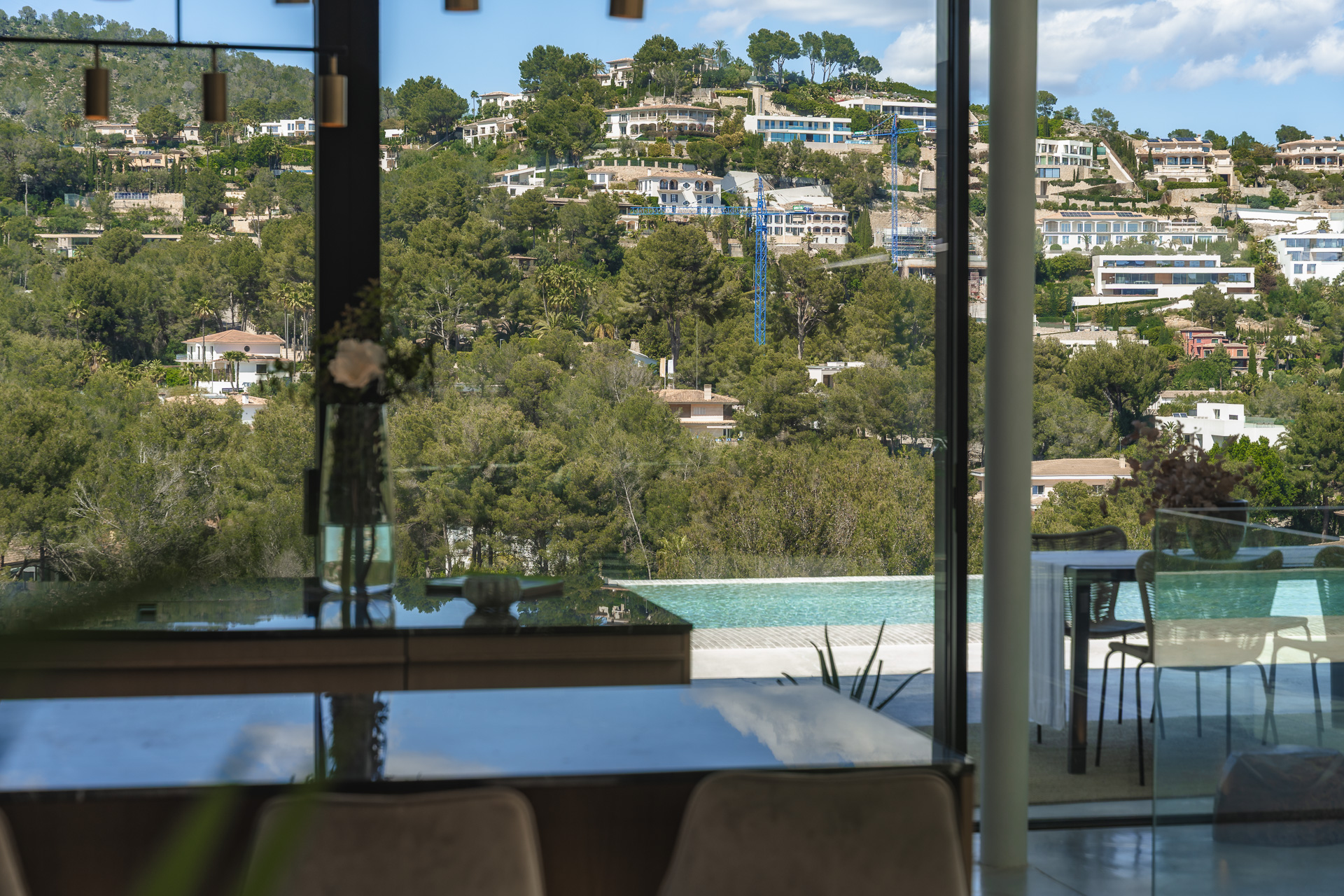Villa architecturale en béton brut, verre et pierre méditerranéenne, située dans les collines sécurisées de Son Vida au-dessus de Palma — photo 13