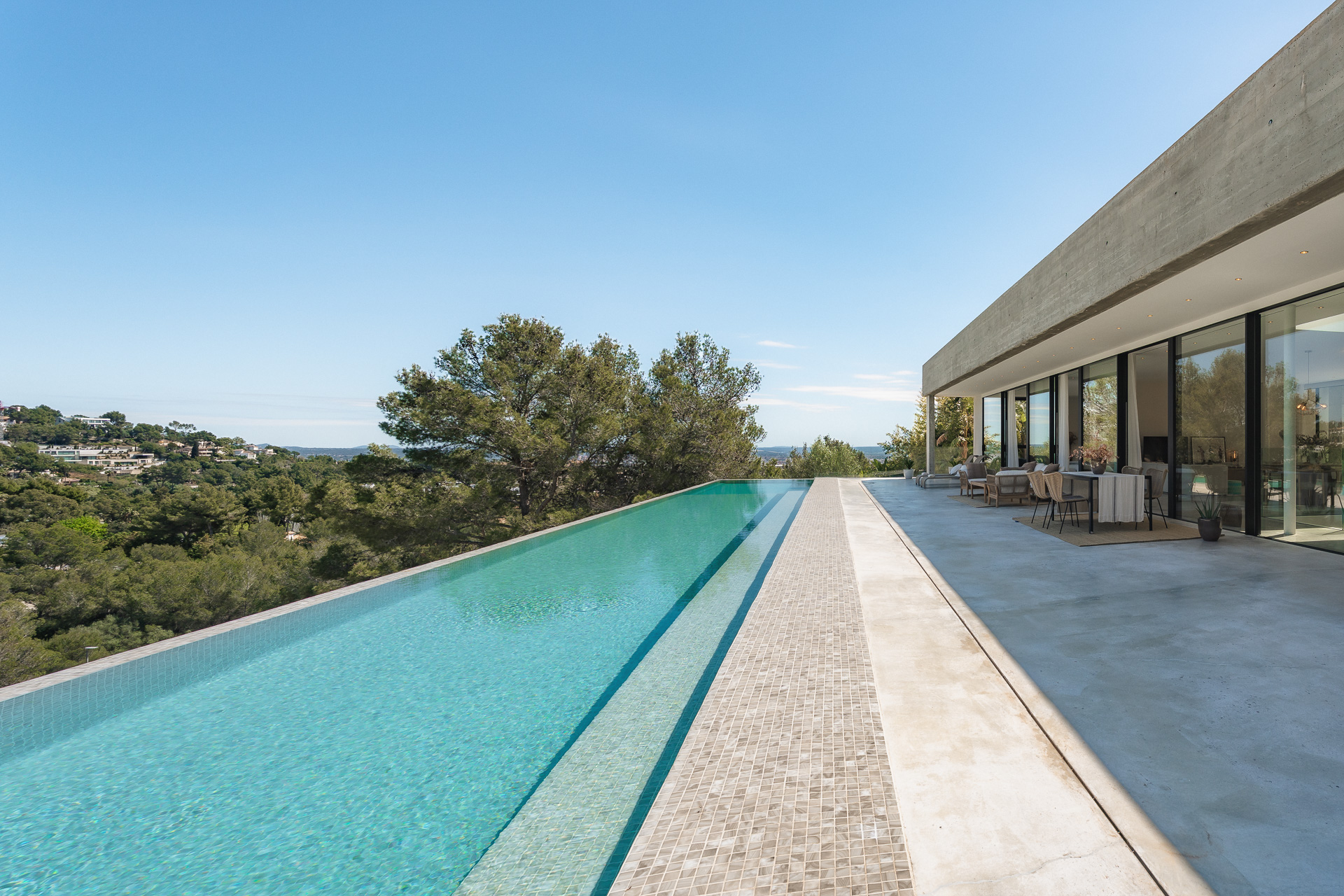 Villa architecturale en béton brut, verre et pierre méditerranéenne, située dans les collines sécurisées de Son Vida au-dessus de Palma — photo 14