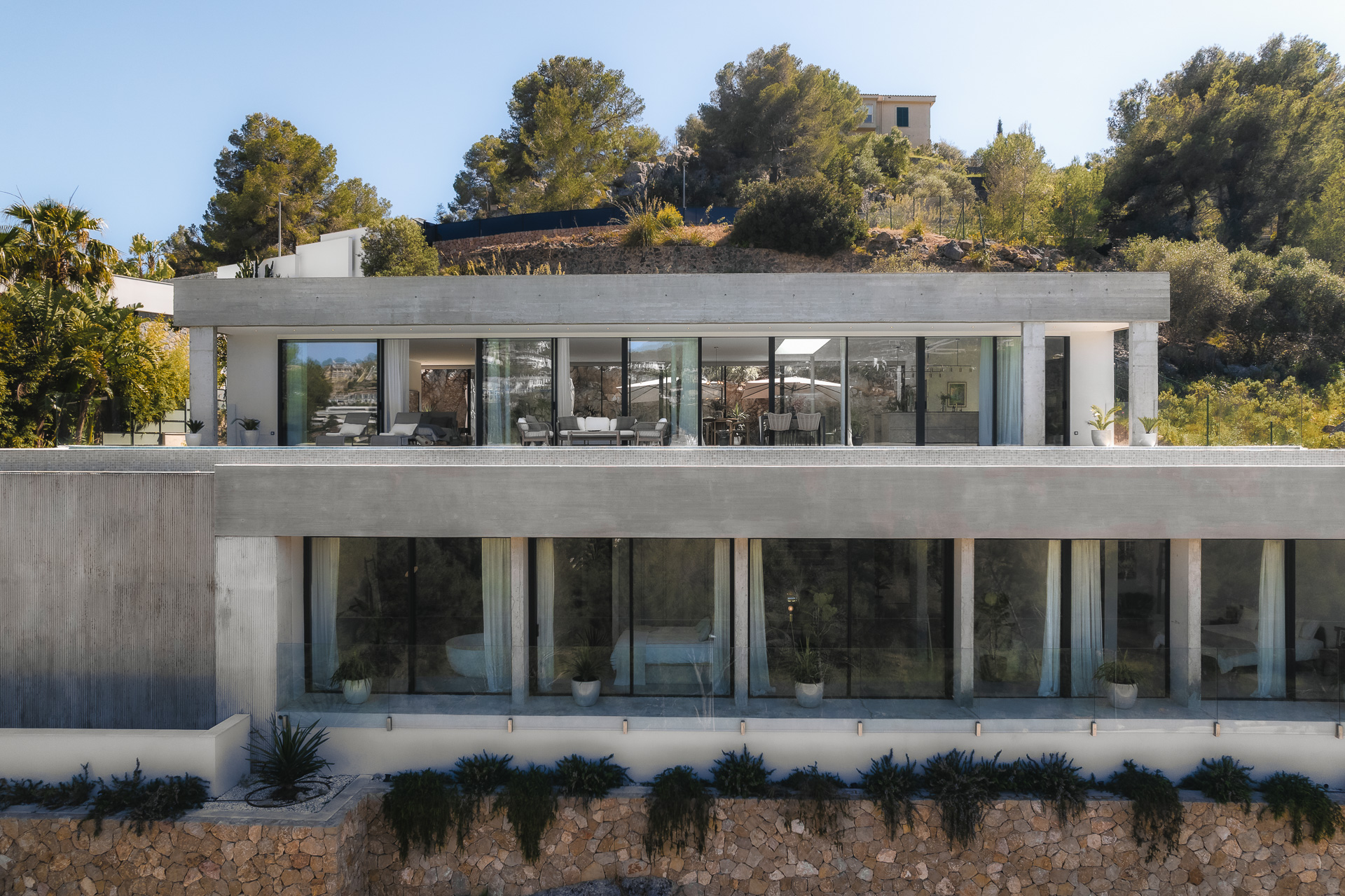 Villa architecturale en béton brut, verre et pierre méditerranéenne, située dans les collines sécurisées de Son Vida au-dessus de Palma — photo 16