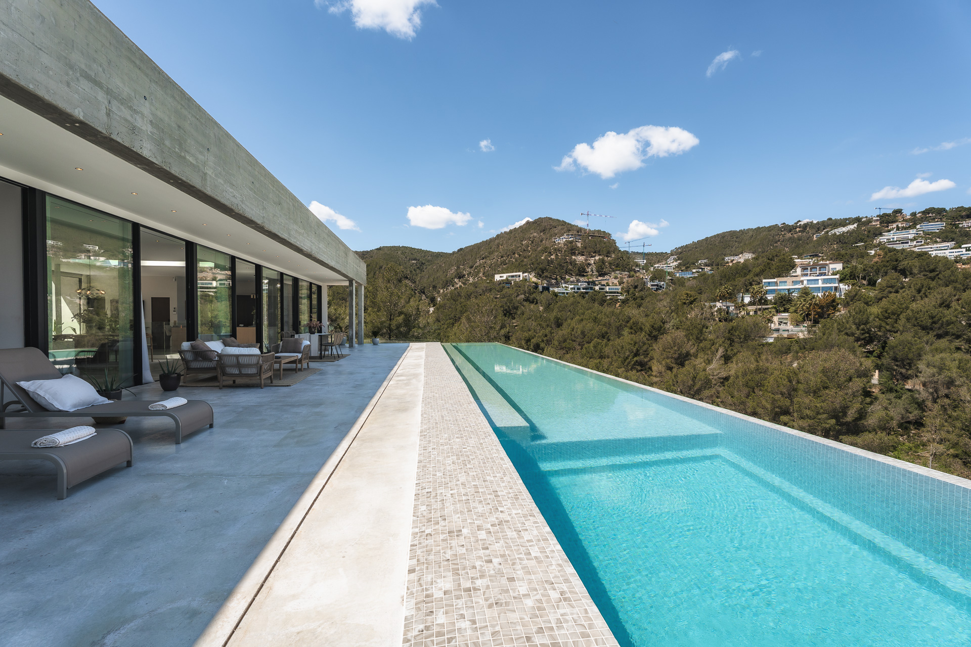Villa architecturale en béton brut, verre et pierre méditerranéenne, située dans les collines sécurisées de Son Vida au-dessus de Palma — photo 22